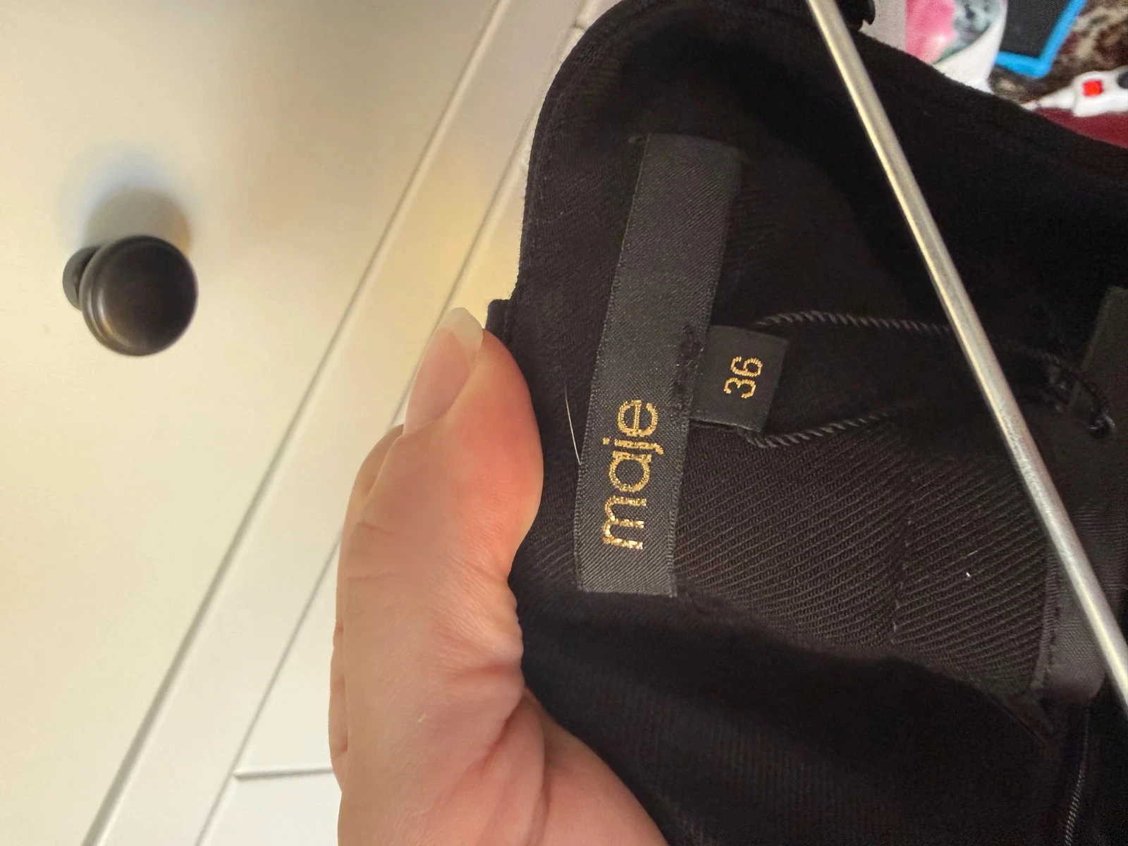 Saia preta Maje Tamanho 36 Corte trapézio, bolsos, botões dourados – photo 6